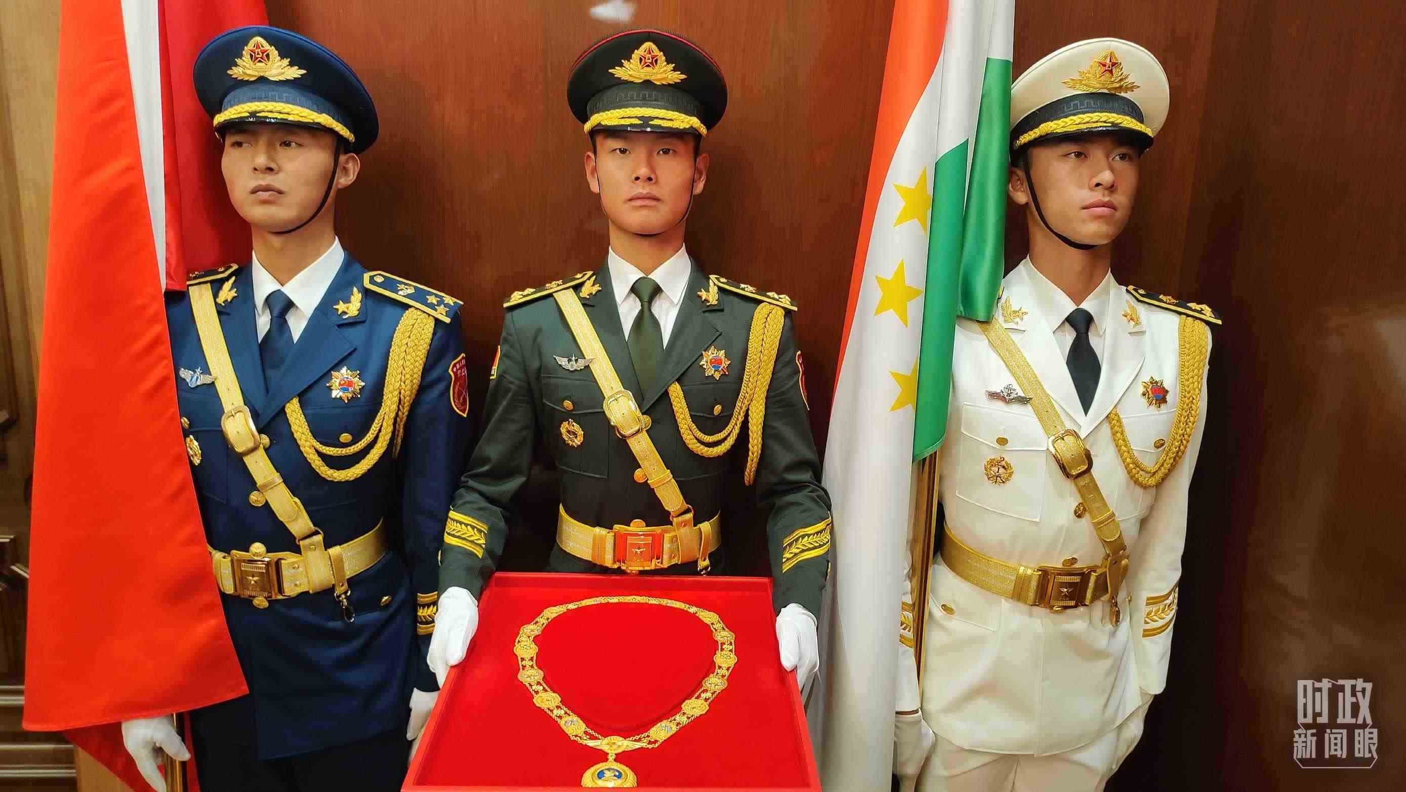 △中方儀仗兵護(hù)送“友誼勛章”入場(chǎng)。（總臺(tái)央視記者薛冠南拍攝）