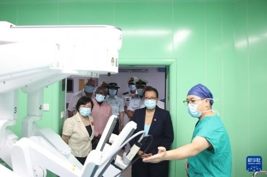 7月5日，塞舌爾衛(wèi)生部長(zhǎng)維多在中國海軍“和平方舟”號(hào)醫(yī)院船上參觀。新華社發(fā)（劉志磊 攝）