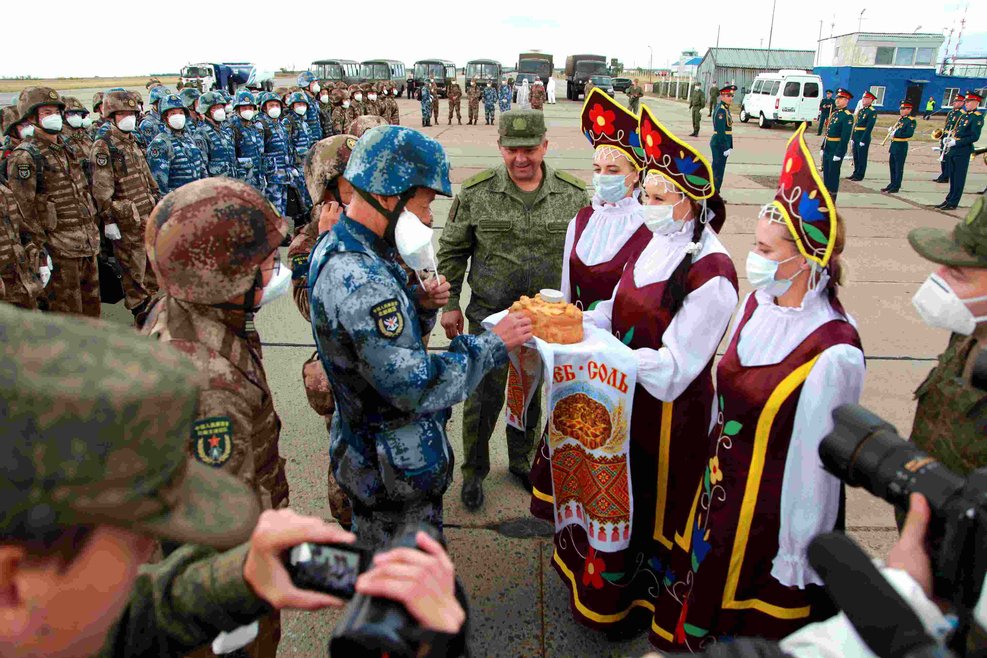 當(dāng)?shù)貢r間2021年9月10日，跨境參加“和平使命-2021”上海合作組織成員國聯(lián)合反恐軍演的中方部隊導(dǎo)演部抵達(dá)俄羅斯奧倫堡“東古茲”靶場演習(xí)地域。圖為俄方人員為中方人員舉行歡迎儀式。