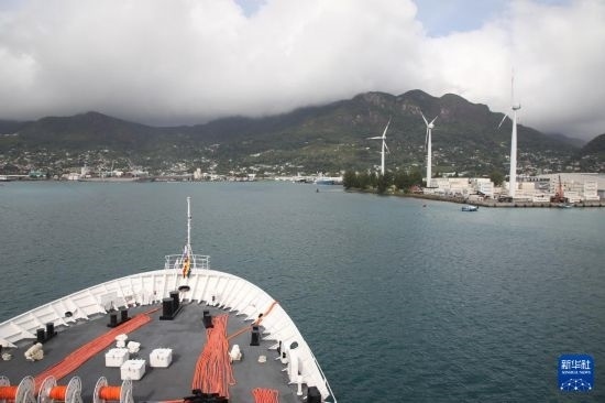 7月5日，中國海軍“和平方舟”號(hào)醫(yī)院船抵達(dá)塞舌爾維多利亞新港碼頭。新華社發(fā)（劉志磊 攝）