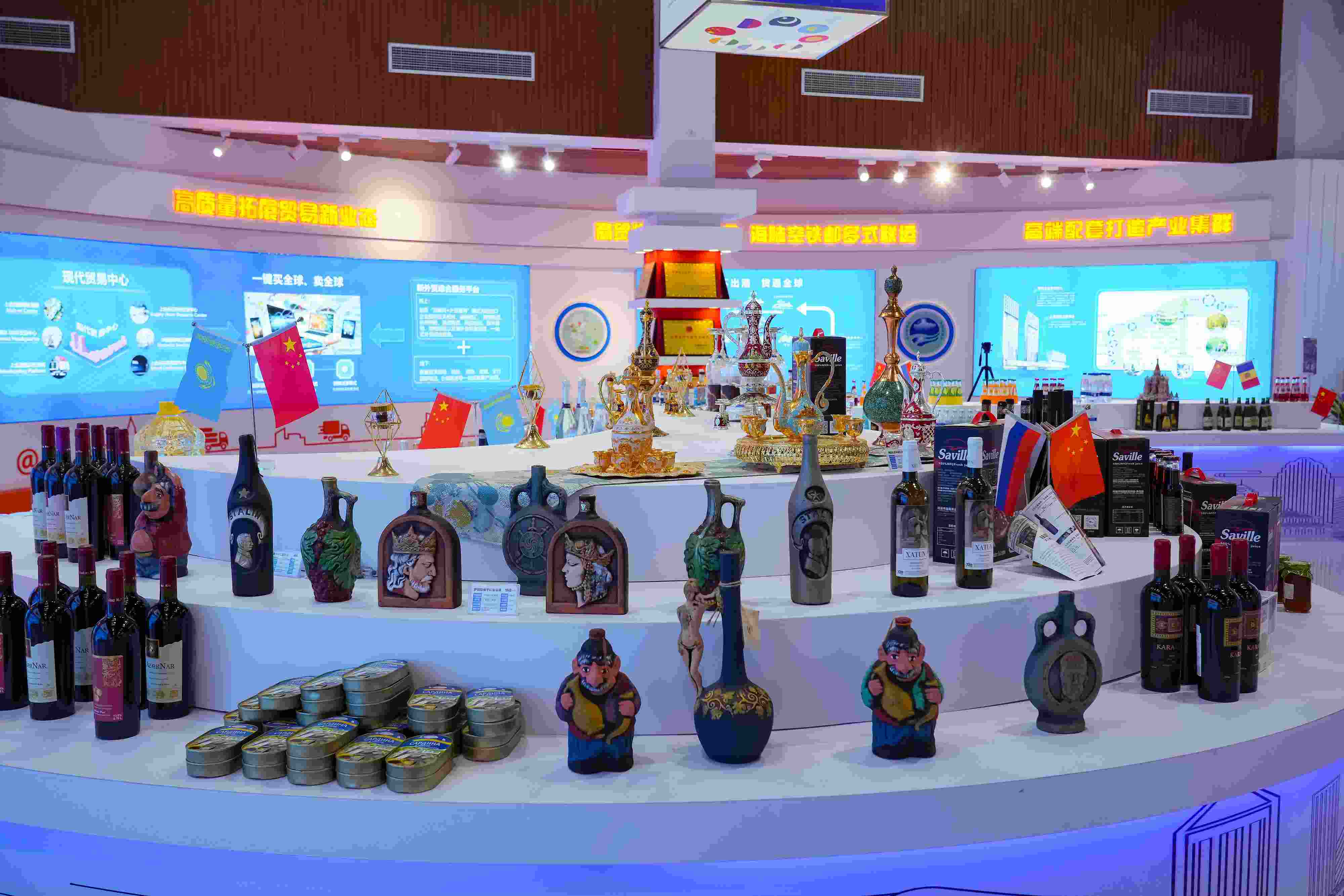 2022年10月19日，青島，上合示范區(qū)展出的上合組織國家特色商品。