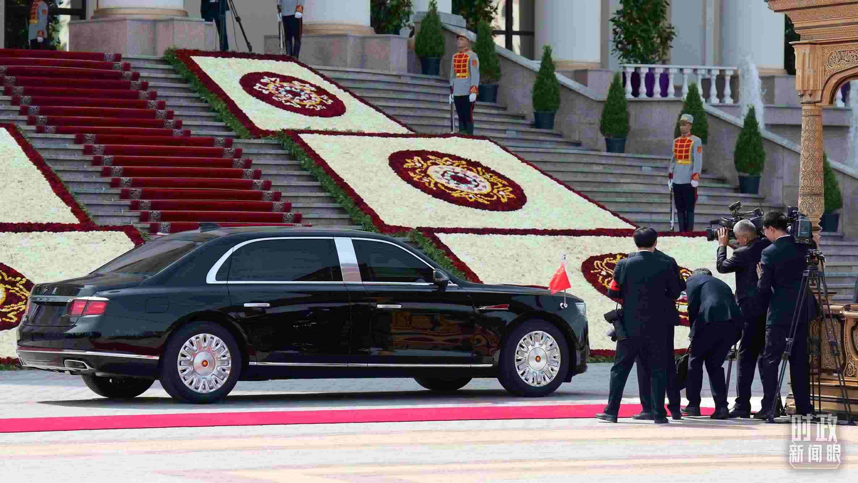 △習(xí)主席乘坐的紅旗車(chē)抵達(dá)塔總統(tǒng)府。（總臺(tái)記者李晉拍攝）