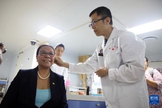 7月5日，塞舌爾衛(wèi)生部長(zhǎng)維多在中國海軍“和平方舟”號(hào)醫(yī)院船上體驗(yàn)中醫(yī)。新華社發(fā)（劉志磊 攝）