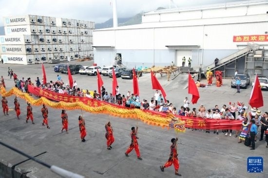 這是7月5日在塞舌爾維多利亞新港碼頭拍攝的歡迎儀式。新華社發(fā)（劉志磊 攝）