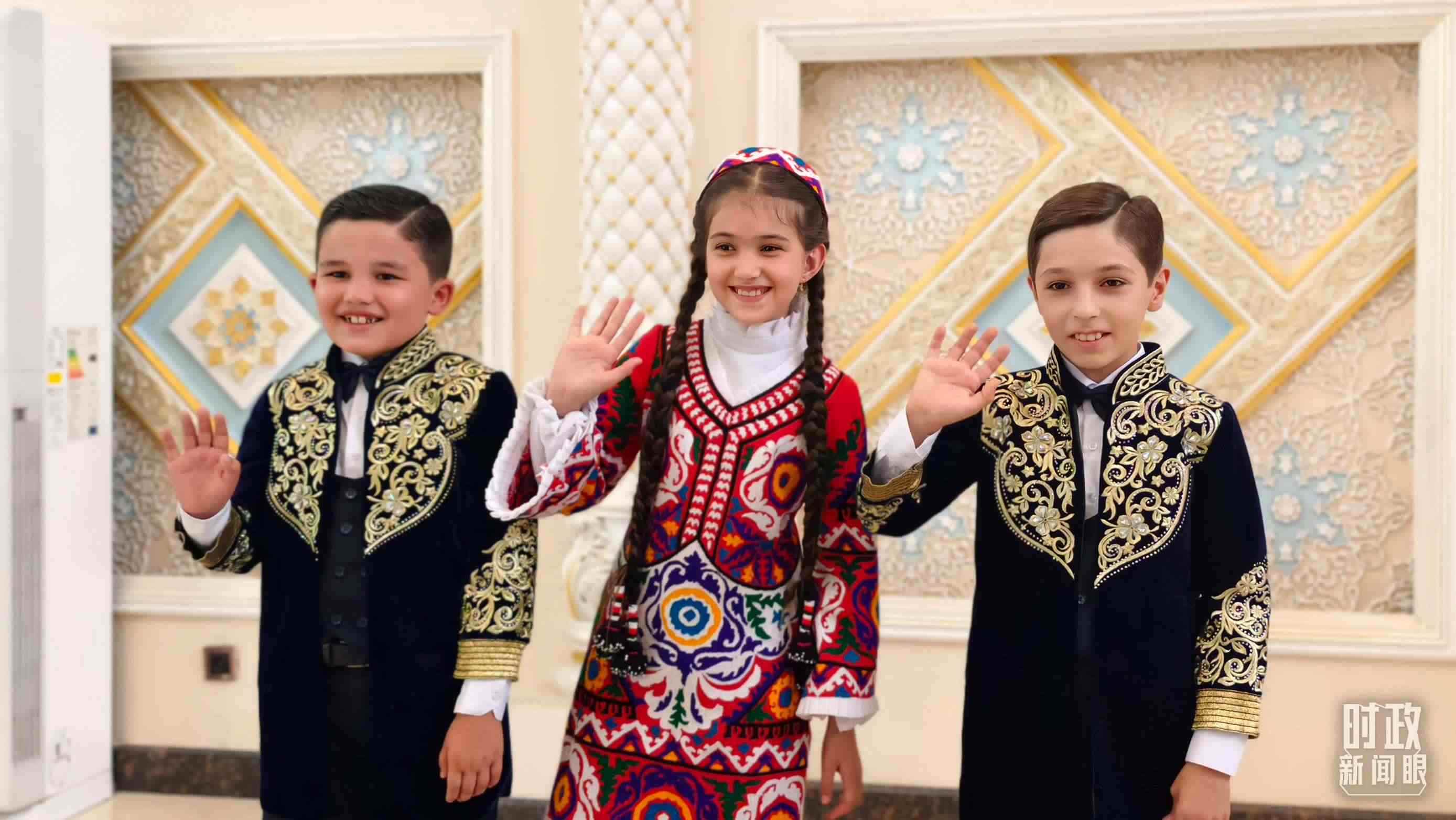 △在機(jī)場(chǎng)迎接習(xí)主席的塔吉克斯坦少年。（總臺(tái)央視記者韓銳拍攝）