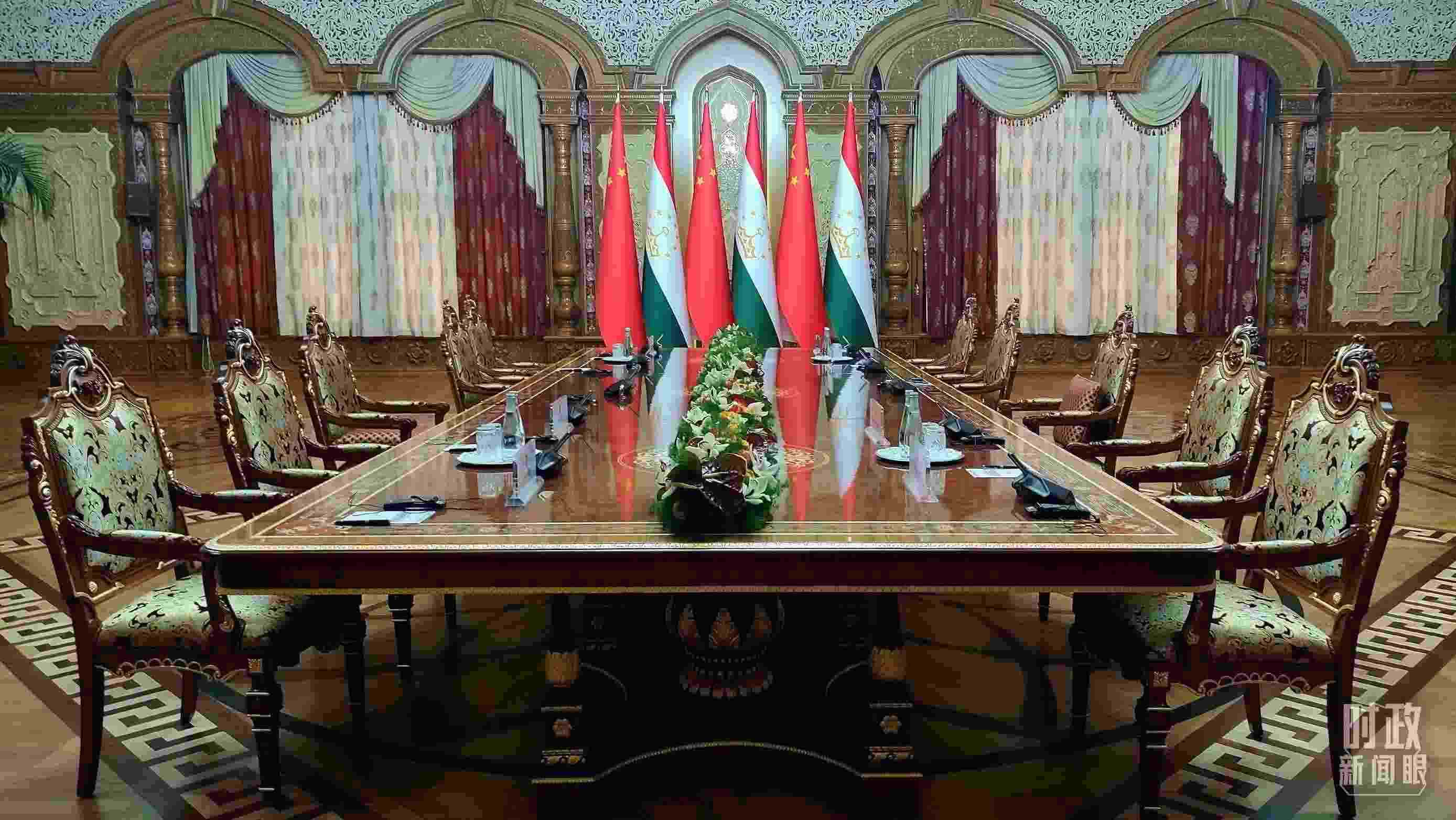 △中塔元首小范圍會(huì)談開(kāi)始前。（總臺(tái)央視記者薛冠南拍攝）