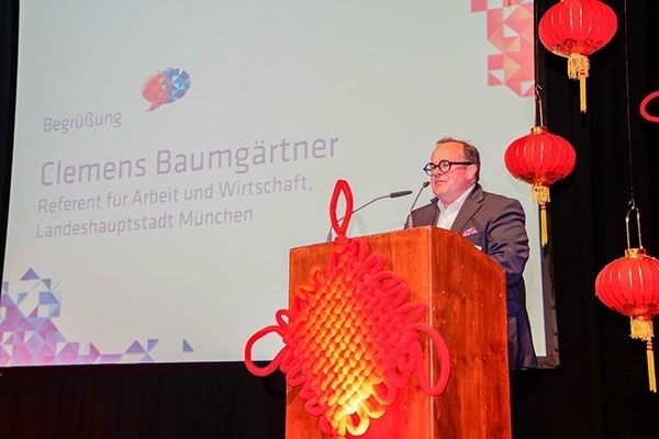 圖為鮑姆蓋特納在致辭。（駐慕尼黑總領(lǐng)館提供）