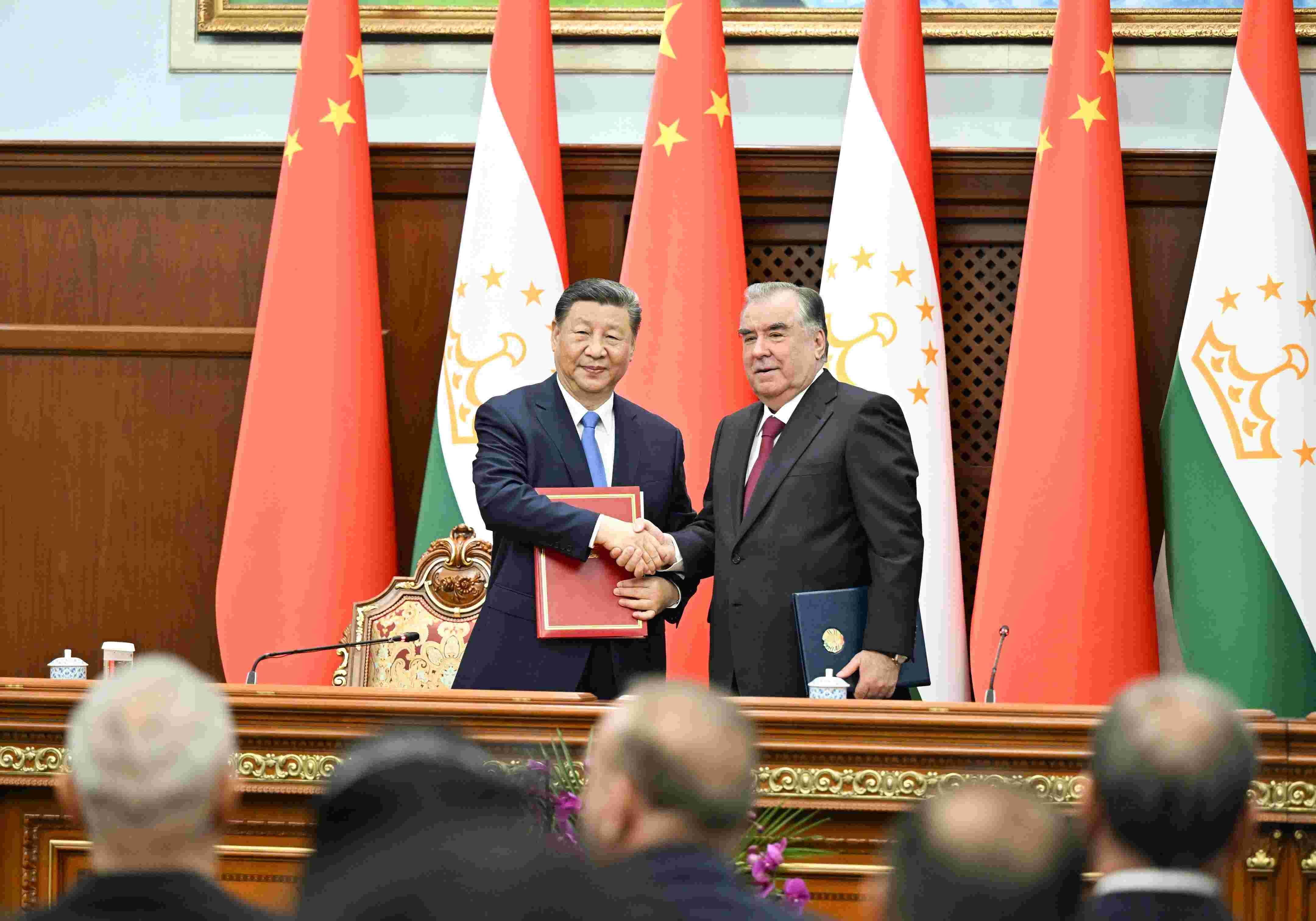 當?shù)貢r間2024年7月5日下午，習(xí)近平主席同塔吉克斯坦總統(tǒng)拉赫蒙在杜尚別總統(tǒng)府舉行會談。會談后，兩國元首共同簽署《中華人民共和國和塔吉克斯坦共和國關(guān)于發(fā)展新時代全面戰(zhàn)略合作伙伴關(guān)系的聯(lián)合聲明》。