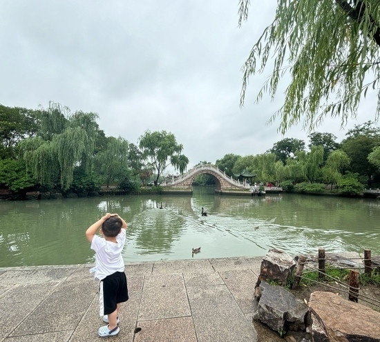 一位小朋友在二十四橋旁拍照。人民網(wǎng)記者 金慧慧攝