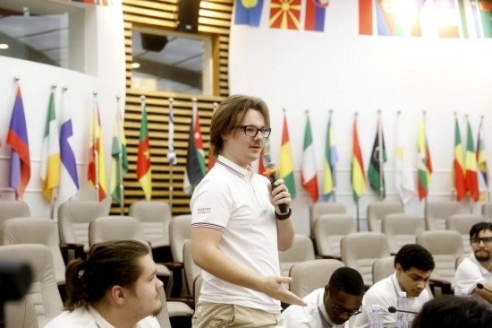 7月8日，美國(guó)中田納西州立大學(xué)大一學(xué)生雅克布·揚(yáng)在共譜華美和音交流營(yíng)上分享。新華社發(fā)