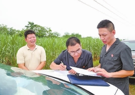 圖③：清塘后，執(zhí)行干警與某農(nóng)場(chǎng)負(fù)責(zé)人確認(rèn)魚塘交付情況。