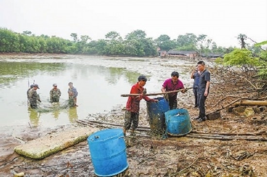圖②：執(zhí)行干警督促凌某捕魚清塘。