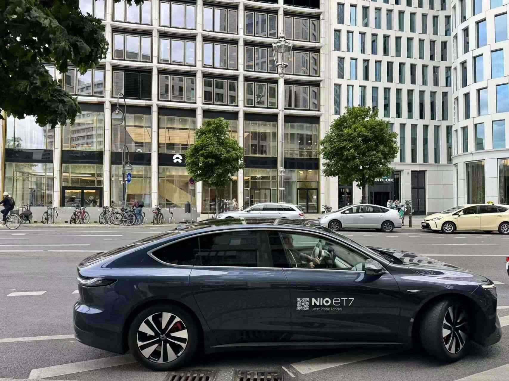 消費(fèi)者在蔚來柏林智能駕駛中心前試駕電動汽車。 人民網(wǎng)記者 李強(qiáng)攝