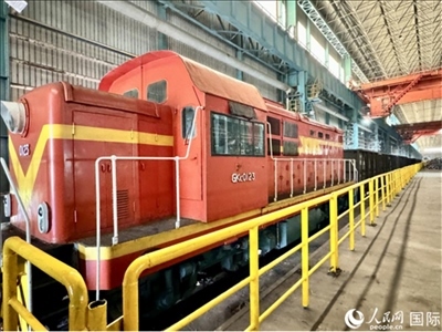 運輸通鋼產(chǎn)品的火車。人民網(wǎng) 謝瑩攝