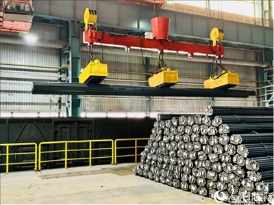 通鋼產(chǎn)品正在裝車。人民網(wǎng) 謝瑩攝