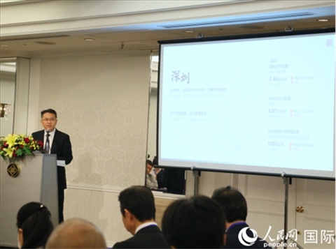 深圳市人民政府國有資產(chǎn)監(jiān)督管理委員會黨委副書記、副主任徐國東進行深圳市推介。人民網(wǎng) 許可攝