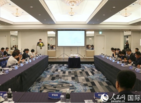 深圳市光明區(qū)委常委、副區(qū)長王芳成介紹光明科學(xué)城。人民網(wǎng) 許可攝