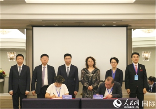 雙方企業(yè)簽訂交流與合作協(xié)議。人民網(wǎng) 許可攝