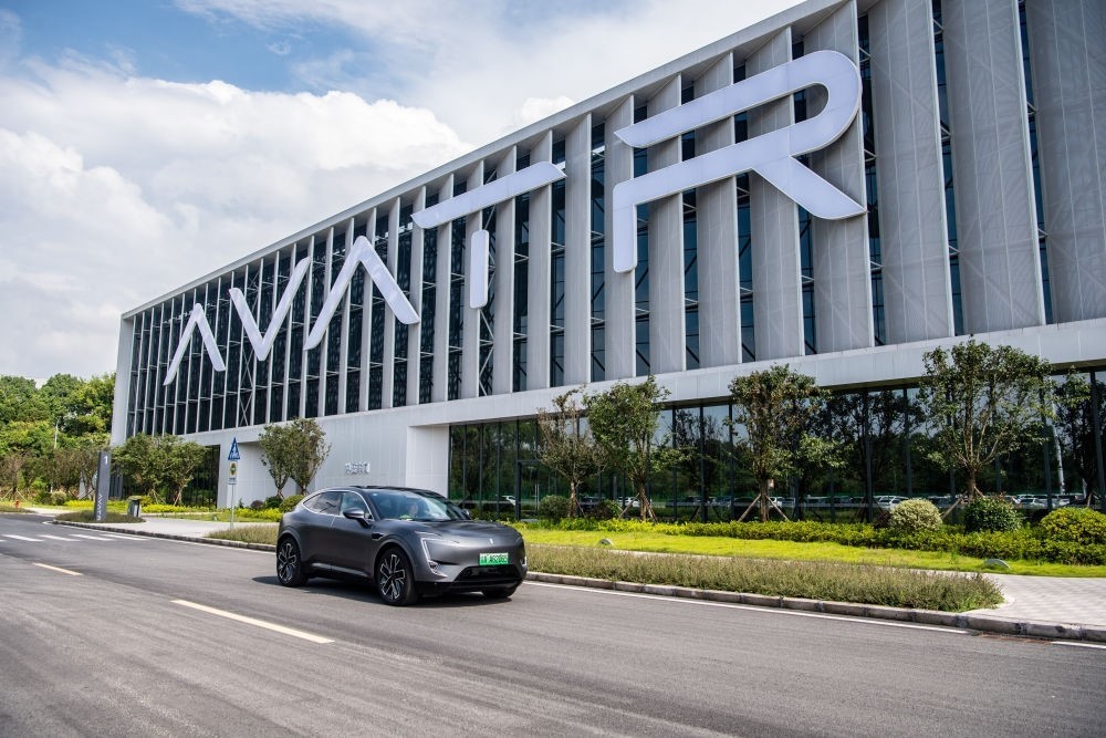 一輛新能源汽車在重慶市江北區(qū)行駛（2023年7月20日攝）。新華社記者 唐奕 攝