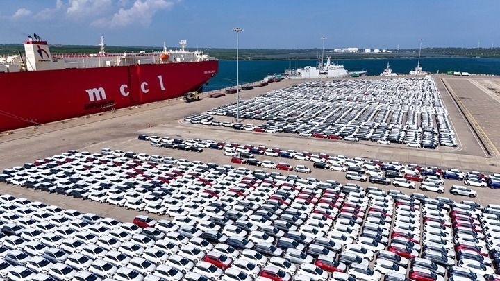 這是2024年3月28日拍攝的斯里蘭卡漢班托塔港（無人機照片）。漢班托塔港是中斯共建“一帶一路”重點合作項目，位于斯里蘭卡南端，是一座綜合性人工深水海港，許多往來亞洲、歐洲、非洲的貨船在此經(jīng)過。新華社記者 徐欽 攝