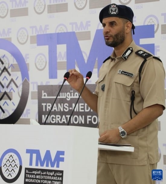 7月10日，利比亞內(nèi)政部長(zhǎng)特拉貝爾西在首都的黎波里舉行的新聞發(fā)布會(huì)上講話(huà)。新華社發(fā)（哈姆扎·圖爾基亞攝）