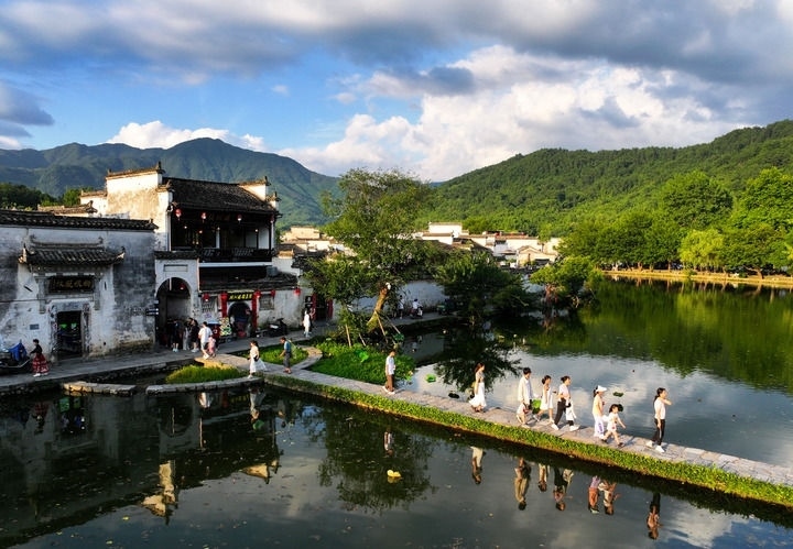 游客在安徽省黃山市黟縣宏村游玩（2024年7月7日攝）。新華社記者 杜宇 攝