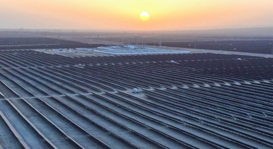 2023年11月13日拍攝的中國石油塔里木油田伽師縣60萬千瓦光伏發(fā)電項目（無人機照片）。新華社發(fā)（陳士兵攝）