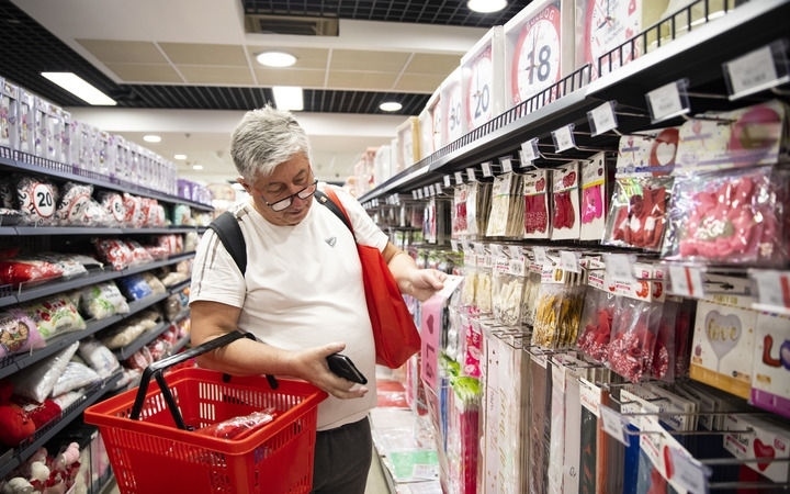 2024年4月29日，在匈牙利布達佩斯，一名男子在中歐商貿(mào)物流合作園區(qū)的中國商品交易展示中心內(nèi)購物。中歐商貿(mào)物流合作園區(qū)是中國在歐洲地區(qū)建設(shè)的首個商貿(mào)物流型境外經(jīng)貿(mào)合作區(qū)，也是集商貿(mào)展示與交易、物流運輸與倉儲、產(chǎn)業(yè)投資與合作功能于一體的中歐企業(yè)雙向互動平臺。新華社記者 張帆 攝