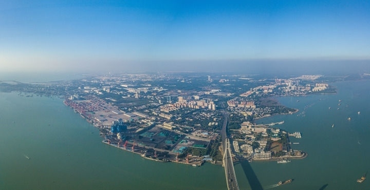 海南自貿(mào)港重點園區(qū)——洋浦經(jīng)濟開發(fā)區(qū)（2023年12月31日攝，無人機全景照片）。新華社記者 蒲曉旭 攝