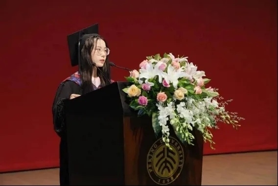 鐘芳蓉在北京大學(xué)考古文博學(xué)院畢業(yè)典禮上發(fā)言。校方供圖