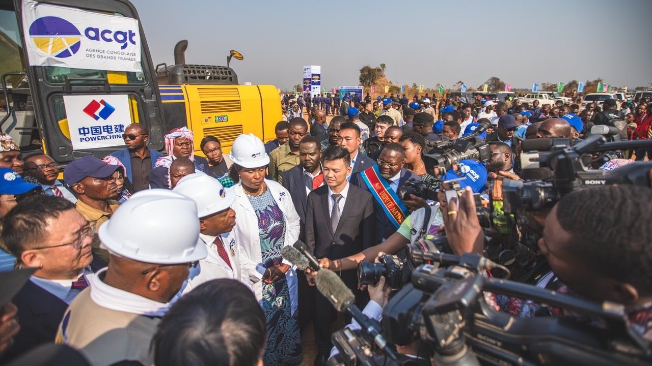 剛果（金）當(dāng)?shù)孛襟w采訪出席開工儀式的有關(guān)負(fù)責(zé)人。中鐵資源集團(tuán)供圖