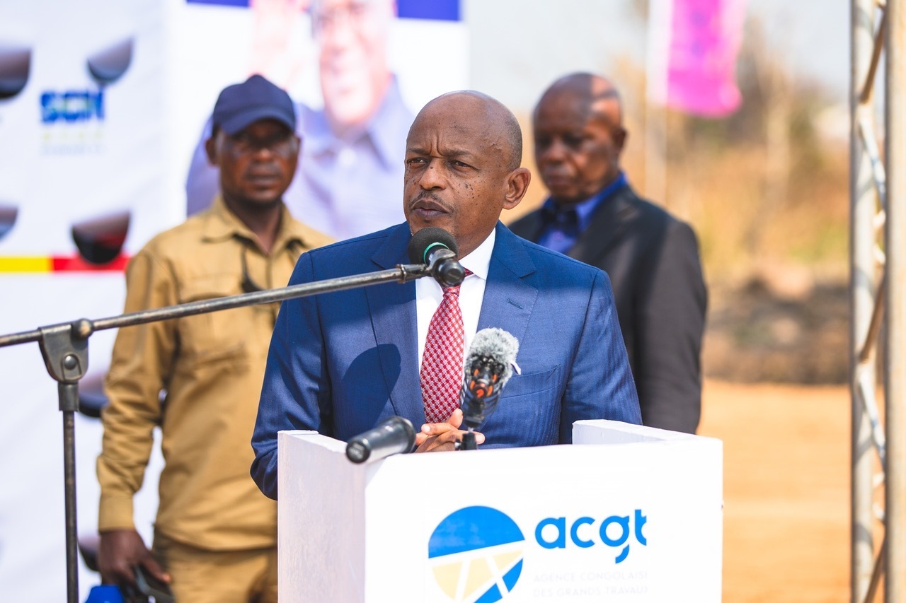 剛果（金）國務(wù)部長兼基礎(chǔ)設(shè)施和公共工程部長穆武尼在開工儀式上致辭。中鐵資源集團(tuán)供圖