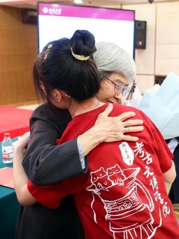 2023年，在校友向母校捐贈儀式上，鐘芳蓉與樊錦詩擁抱。校方供圖