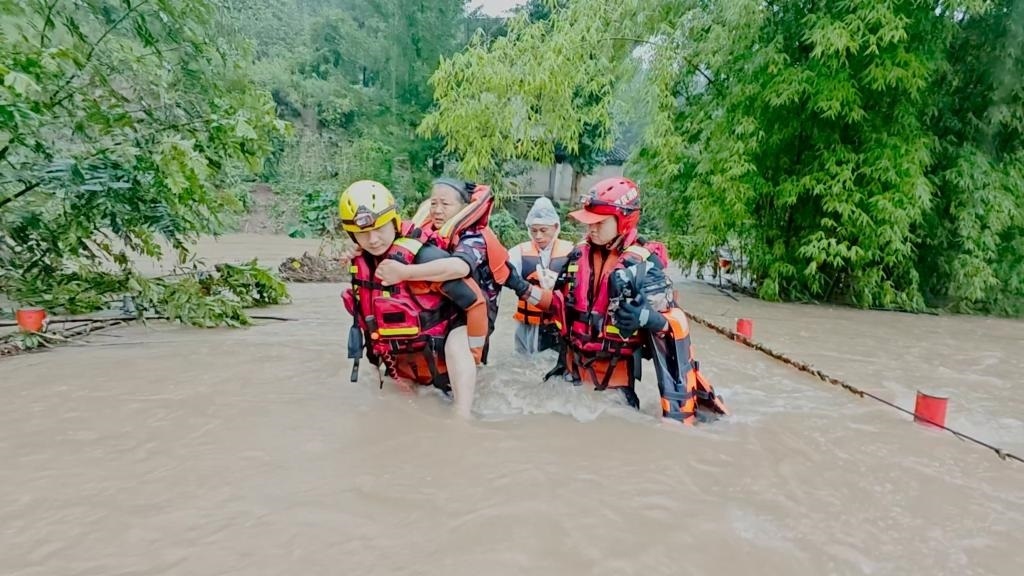在忠縣，救援人員正在轉(zhuǎn)移受災(zāi)群眾。新華社發(fā)