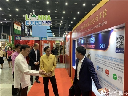 7月9日，中國駐清邁總領事陳海平與清邁副府尹威拉蓬等共同參觀以“暢游中國、支付無憂”為主題的中國展位。人民網記者章念生攝