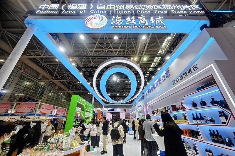 2024年3月18日，第四屆中國跨境電商交易會在福建福州開幕。展會聚焦“鏈接跨境全流域 共建電商新生態(tài)”，集聚全國80余個外貿(mào)產(chǎn)業(yè)帶的上千家供應(yīng)鏈企業(yè)。