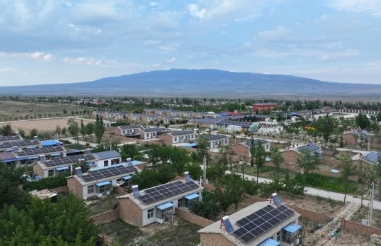 紅寺堡區(qū)新集村屋頂上的光伏板。新華社發(fā)（康國慶 攝）