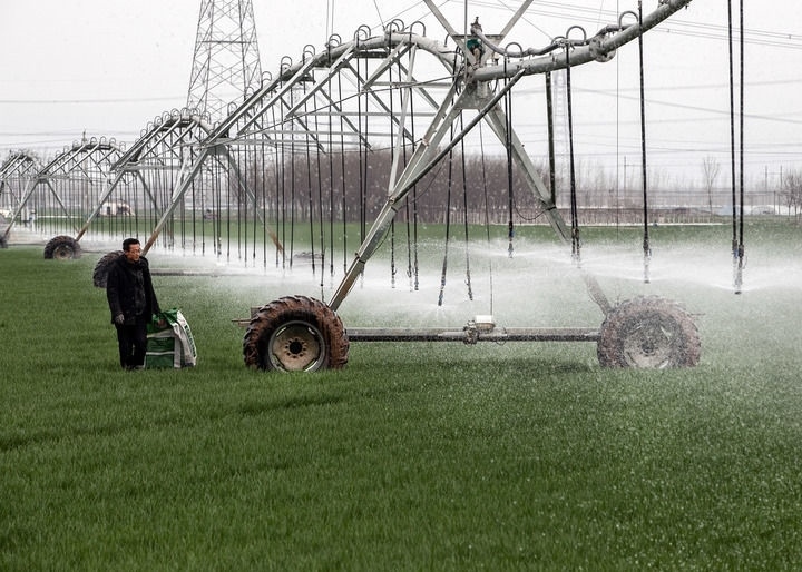 2024年3月18日，在河南省焦作市博愛縣孝敬鎮(zhèn)東原莊村瑞輝家庭農(nóng)場，村民使用全自動指針式噴灌機(jī)進(jìn)行澆灌作業(yè)。新華社發(fā)（程全攝）