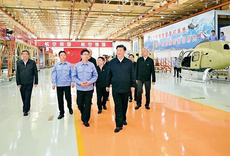 2023年10月10日至13日，中共中央總書(shū)記、國(guó)家主席、中央軍委主席習(xí)近平在江西考察。這是11日上午，習(xí)近平在景德鎮(zhèn)市昌河飛機(jī)工業(yè)（集團(tuán)）有限公司考察。 新華社記者 燕雁/攝