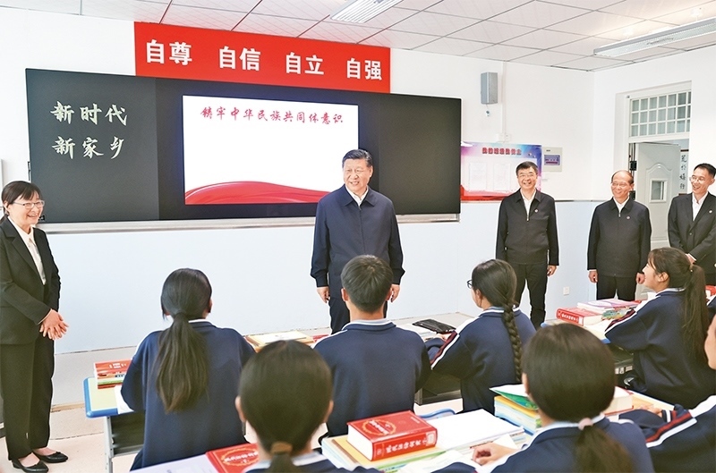 2024年6月18日至19日，中共中央總書(shū)記、國(guó)家主席、中央軍委主席習(xí)近平在青?？疾臁＿@是18日下午，習(xí)近平在果洛西寧民族中學(xué)高一（1）班觀摩“新時(shí)代、新家鄉(xiāng)”主題思政課。 新華社記者 鞠鵬/攝
