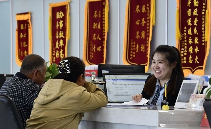 2024年3月25日，北京市大興區(qū)龐各莊鎮(zhèn)政務(wù)服務(wù)中心的工作人員耐心為群眾解答問題。大興區(qū)龐各莊鎮(zhèn)政務(wù)服務(wù)中心用“最多跑一次”的工作理念為企業(yè)和群眾提供了便利化、精準(zhǔn)化、個性化的衍生服務(wù)。新華社記者 李欣 攝