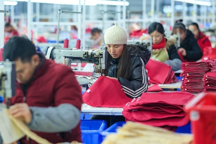 2024年1月18日，社區(qū)居民在紅安社區(qū)的鄉(xiāng)村振興就業(yè)車間工作。紅安社區(qū)是由易地搬遷安置區(qū)單獨成立的新社區(qū)，位于湖南省湘西土家族苗族自治州鳳凰縣禾庫鎮(zhèn)。新華社記者 張鋮 攝