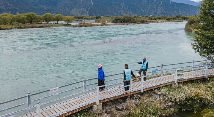 西藏雅尼國家濕地公園管護(hù)員在巡護(hù)途中小憩（無人機(jī)照片，2023年9月8日攝）。新華社記者 丁增尼達(dá) 攝