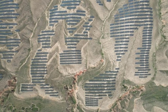 通渭縣10萬千瓦集中式光伏發(fā)電項(xiàng)目。新華社記者 張睿 攝