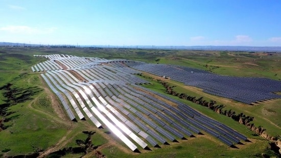 紅寺堡區(qū)發(fā)展光伏產(chǎn)業(yè)。新華社發(fā)（康國慶 攝）