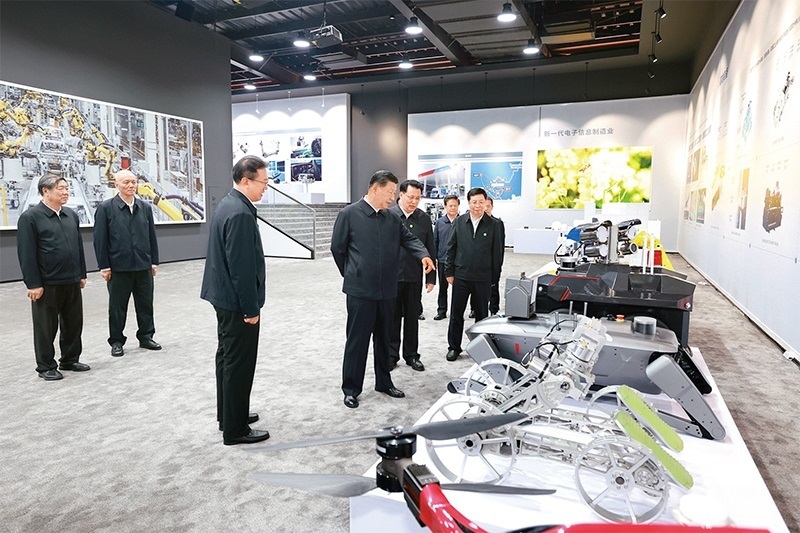 2024年4月22日至24日，中共中央總書(shū)記、國(guó)家主席、中央軍委主席習(xí)近平在重慶考察。這是22日下午，習(xí)近平參觀重慶科技創(chuàng)新和產(chǎn)業(yè)發(fā)展成果展示。 新華社記者 王曄/攝