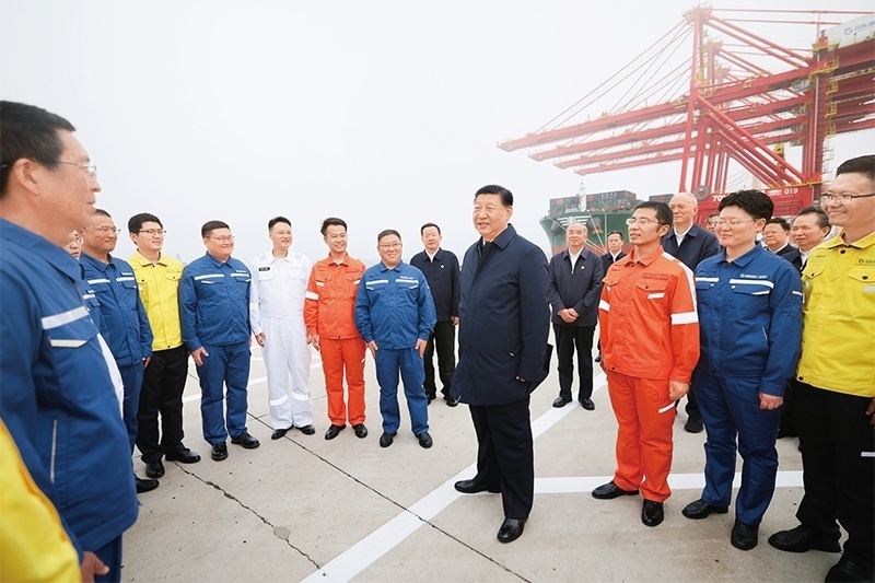 2024年5月22日至24日，中共中央總書(shū)記、國(guó)家主席、中央軍委主席習(xí)近平在山東考察。這是22日下午，習(xí)近平在日照港親切慰問(wèn)港口科技工作者、運(yùn)營(yíng)人員、航運(yùn)人員。 新華社記者 鞠鵬/攝
