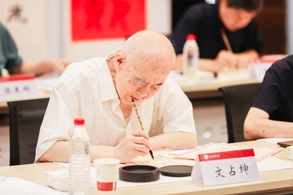 陜西師范大學(xué)毛筆手寫錄取通知書現(xiàn)場。校方供圖