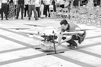 郵政工作人員取出無人機配送的高考錄取通知書。華南理工大學(xué)供圖