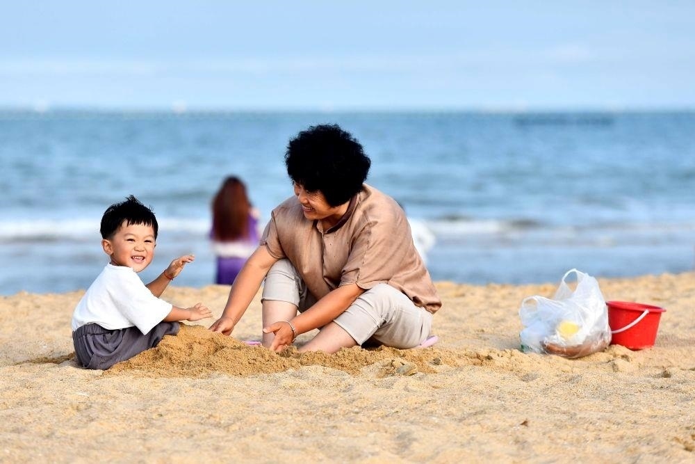 △山東日照陽光海岸綠道沙灘一角。近年來，日照還海于民、還景于民，在保留松林、沙灘、礁石和濕地資源的基礎(chǔ)上，修復(fù)整治生態(tài)岸線，打造出一條長約28公里的陽光海岸綠道，吸引眾多市民游客度假休閑。